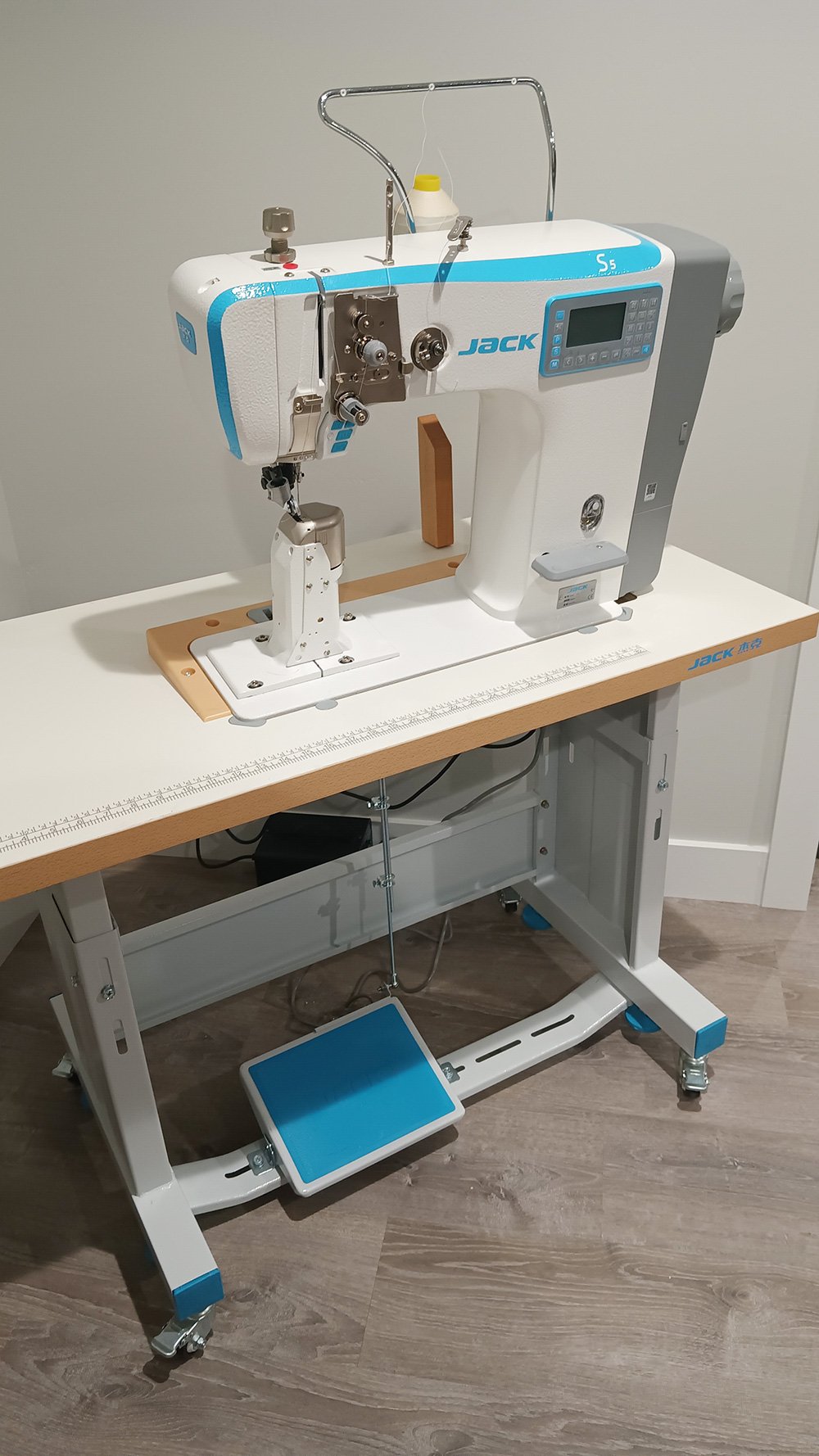 s5_91c_2 - JACK S5-A-91C Automatic Post Bed Roller Foot Sewing Machine