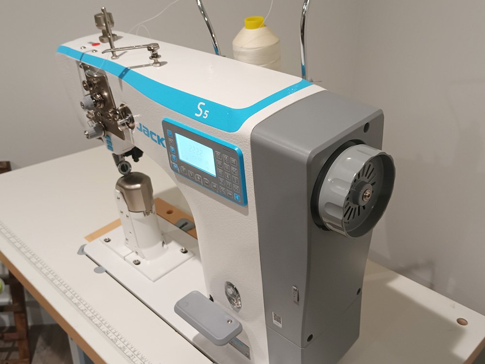s5_91c_2 - JACK S5-A-91C Automatic Post Bed Roller Foot Sewing Machine