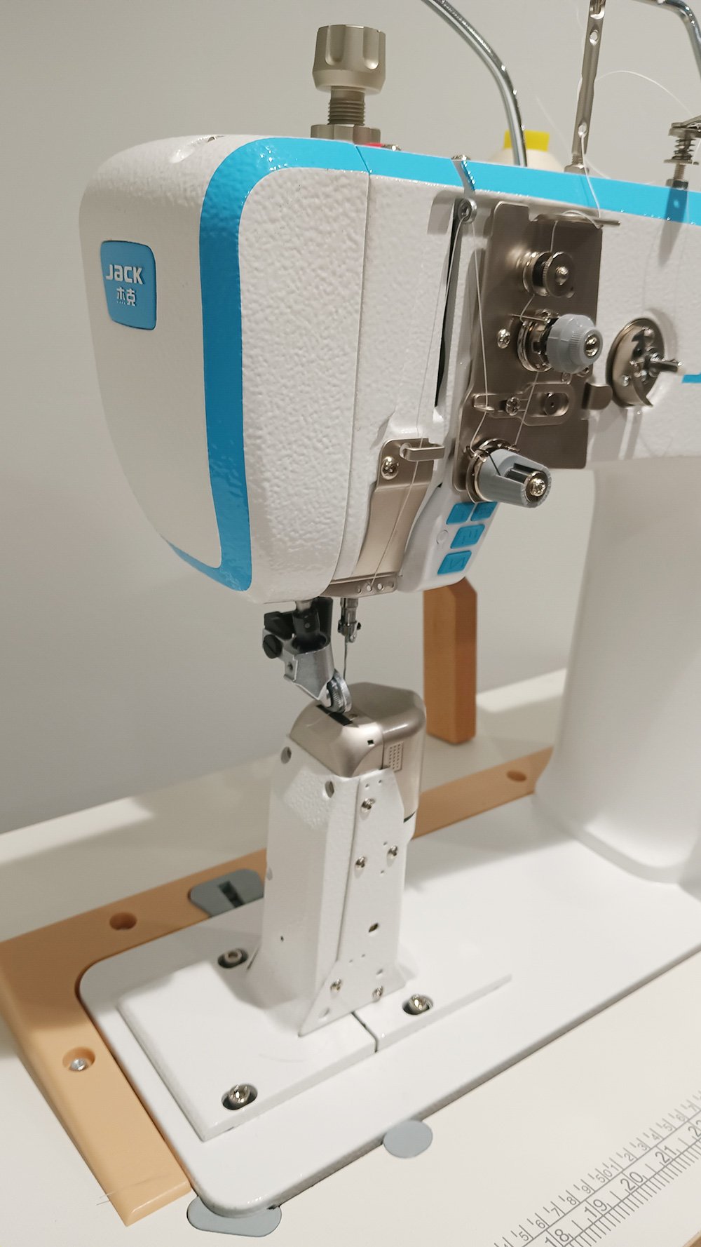 s5_91c_2 - JACK S5-A-91C Automatic Post Bed Roller Foot Sewing Machine