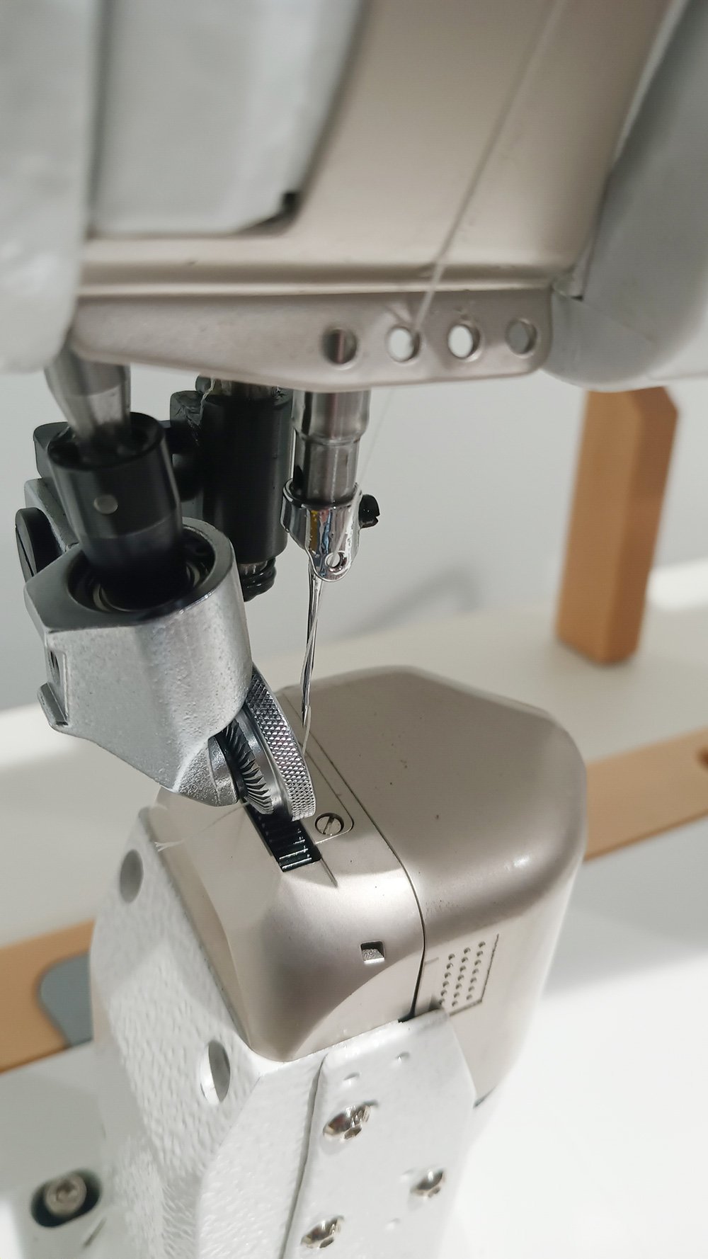 s5_91c_2 - JACK S5-A-91C Automatic Post Bed Roller Foot Sewing Machine