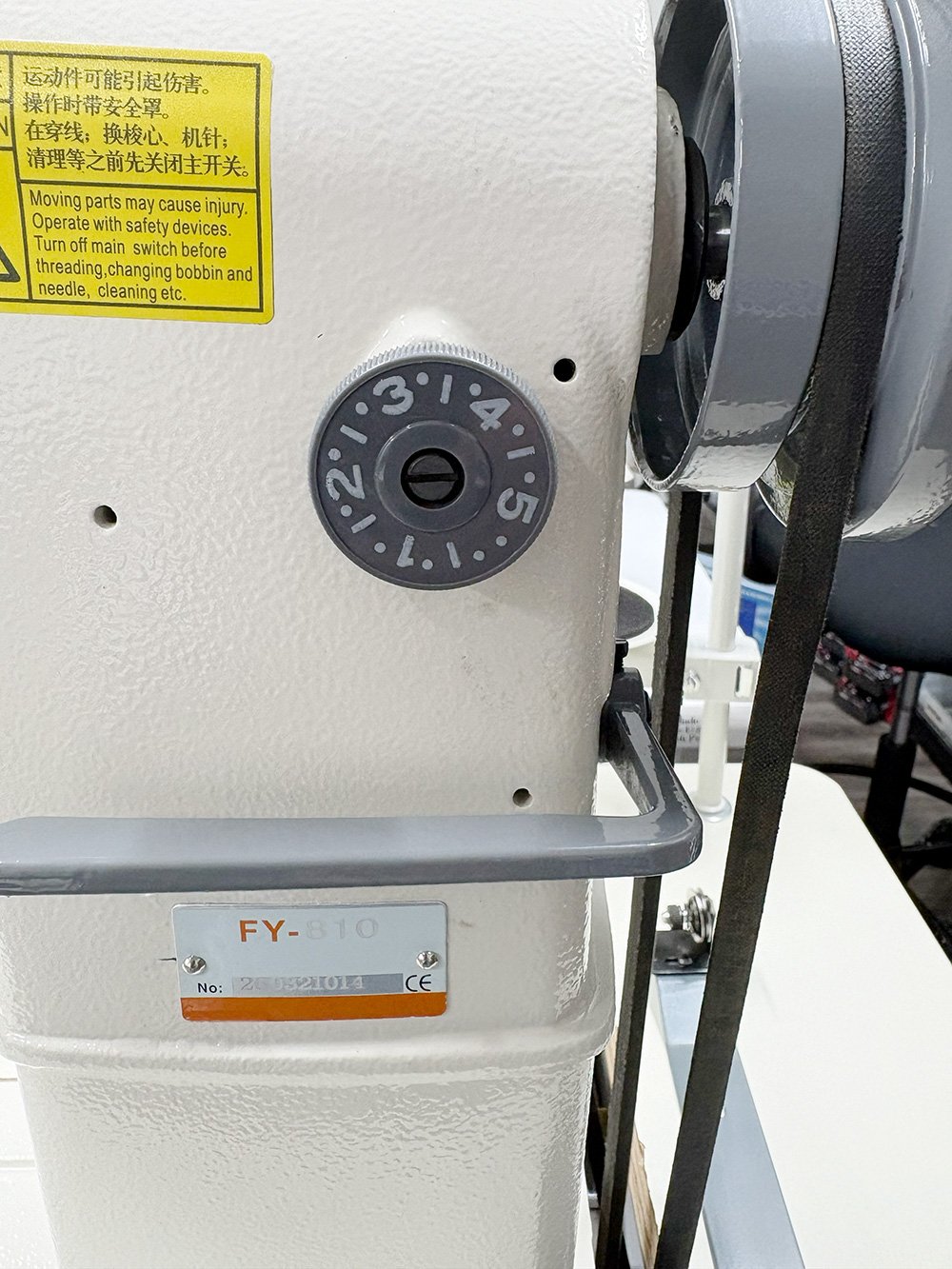 Industrial sewing machine for sewing pathes on hats