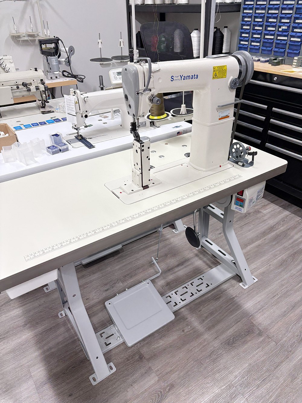 Industrial sewing machine for sewing pathes on hats