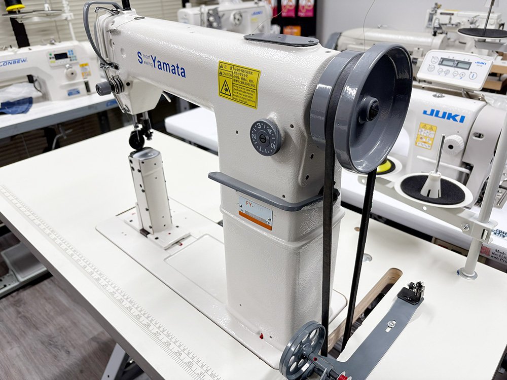 Industrial sewing machine for sewing pathes on hats