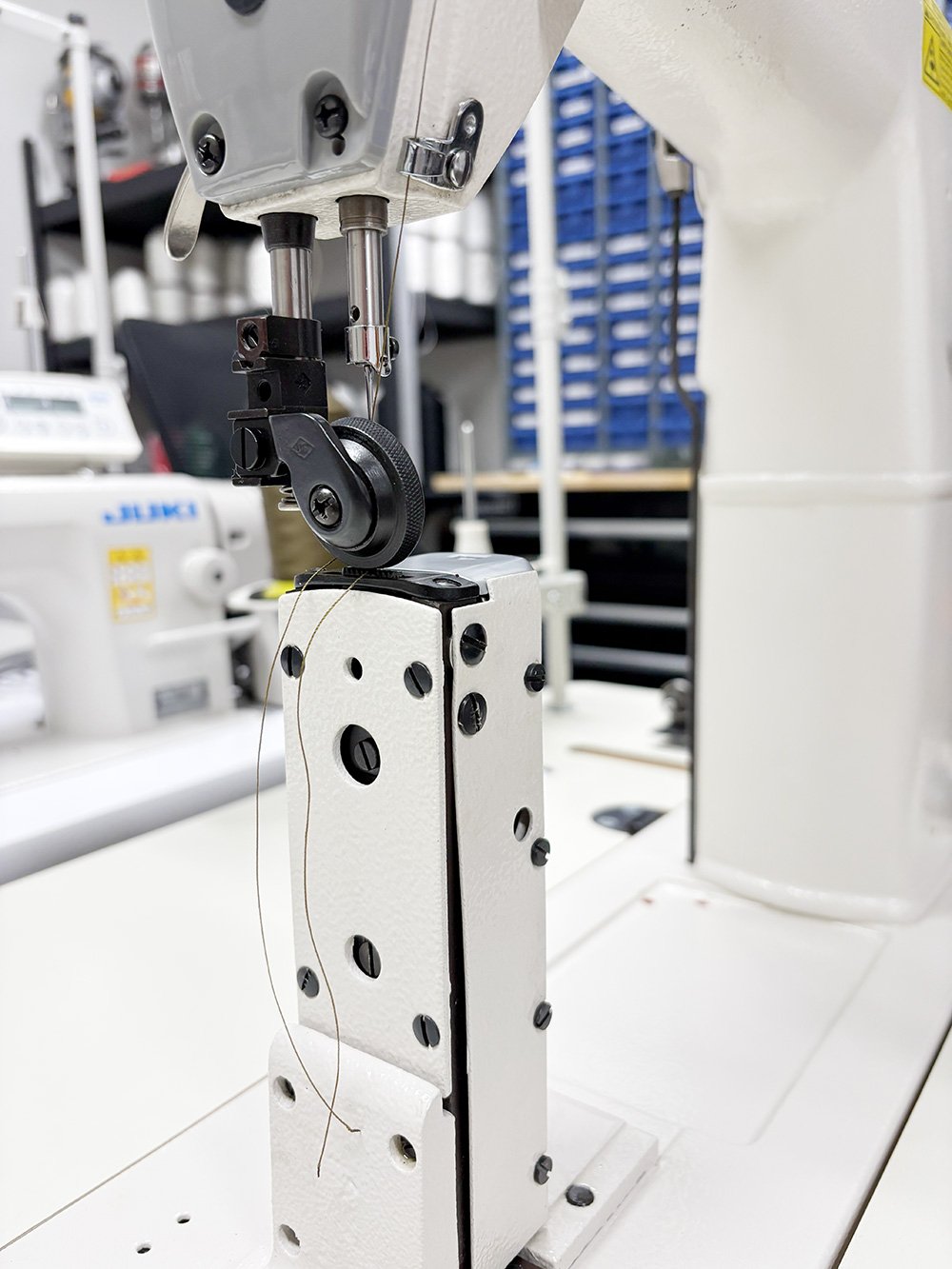 Industrial sewing machine for sewing pathes on hats