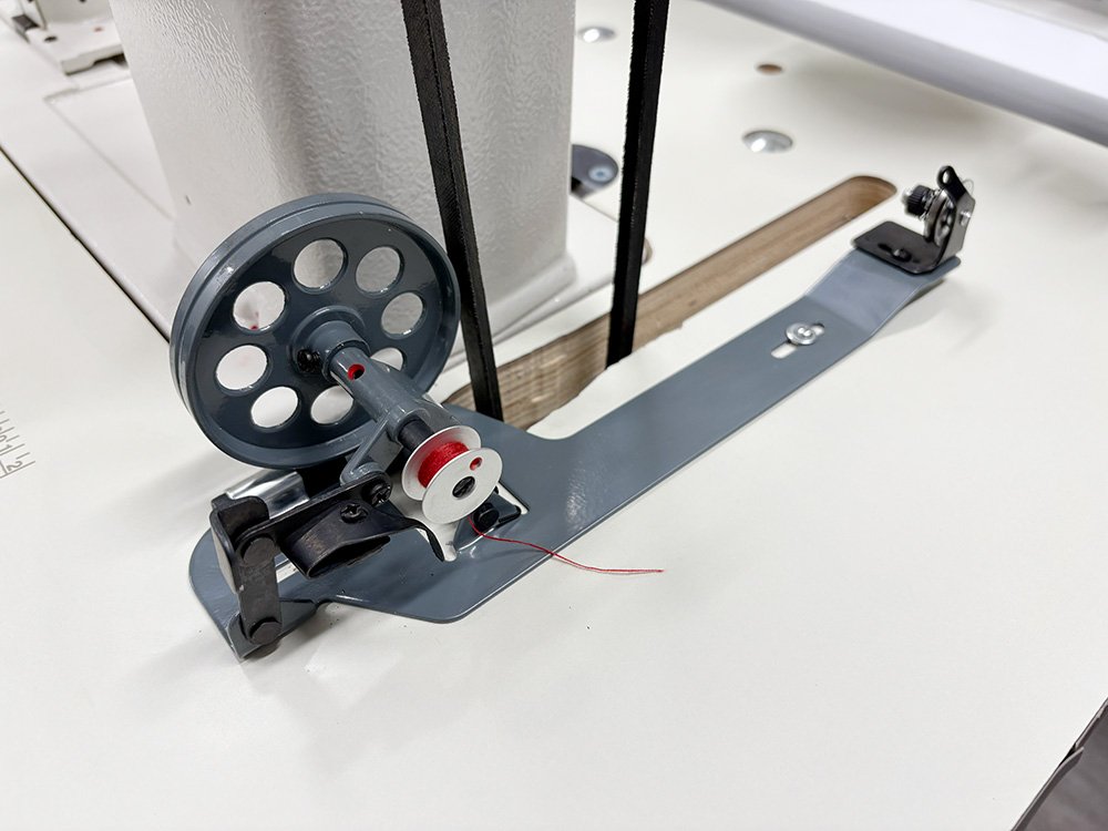 Industrial sewing machine for sewing pathes on hats